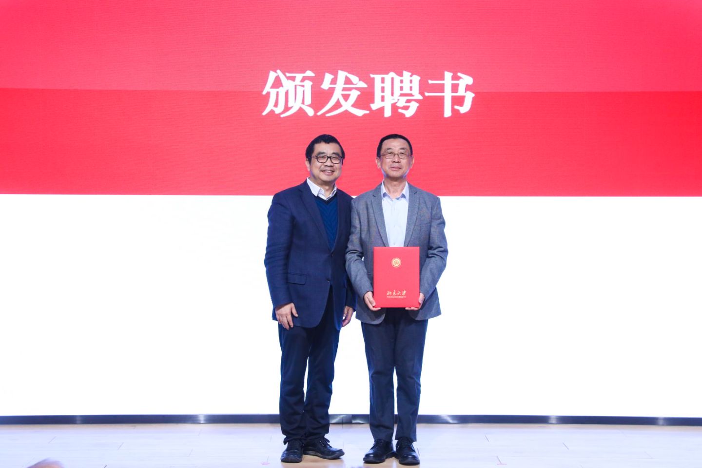 李文胜为第四届伟德校友理事会会长刘耕年颁发聘书.jpg
